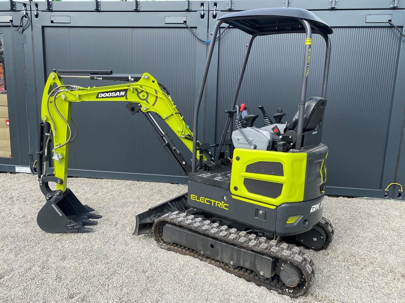 DOOSAN PREVIEWS DX20ZE ELECTRIC MINI-EXCAVATOR